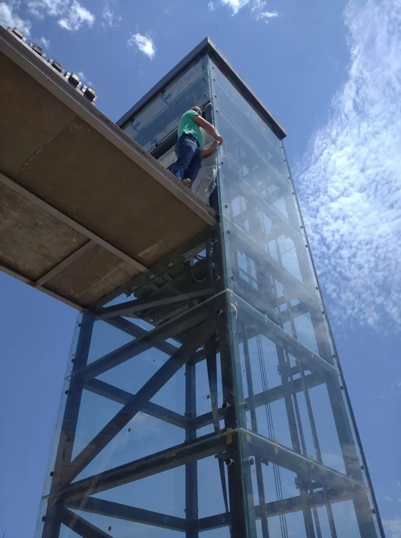 Lift və məhəccər (perila) şüşə işləri — 2